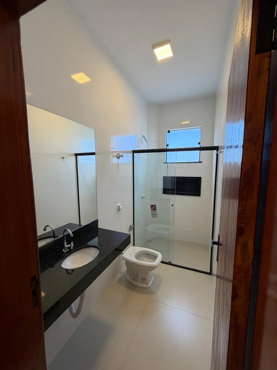 Banheiro moderno com acabamento preto e branco