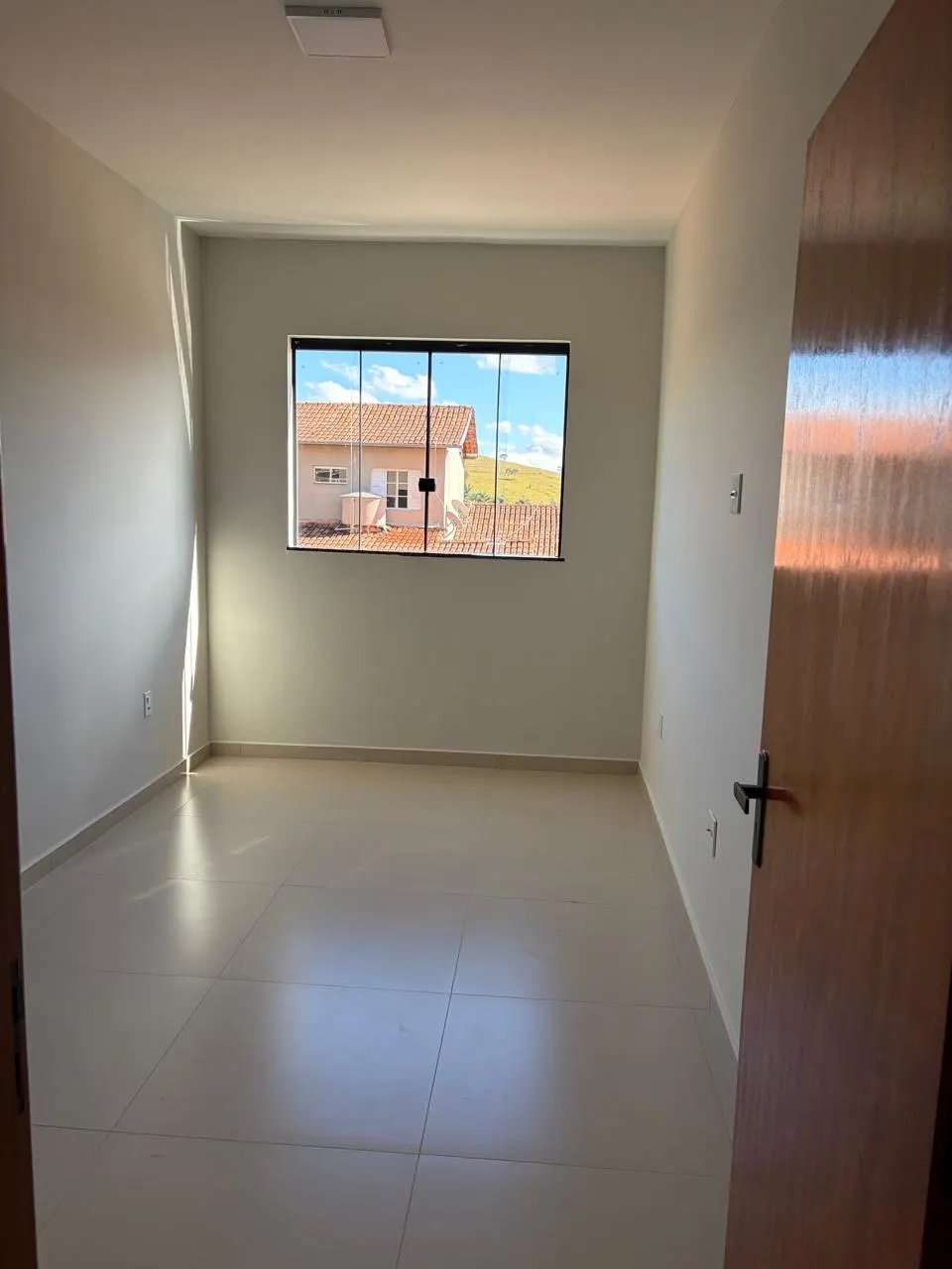 Quarto com janela ampla