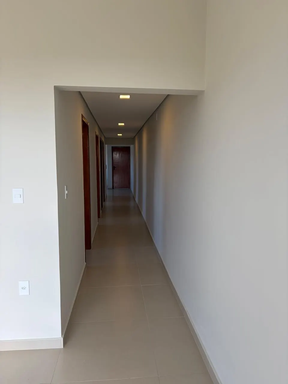 Corredor longo do apartamento