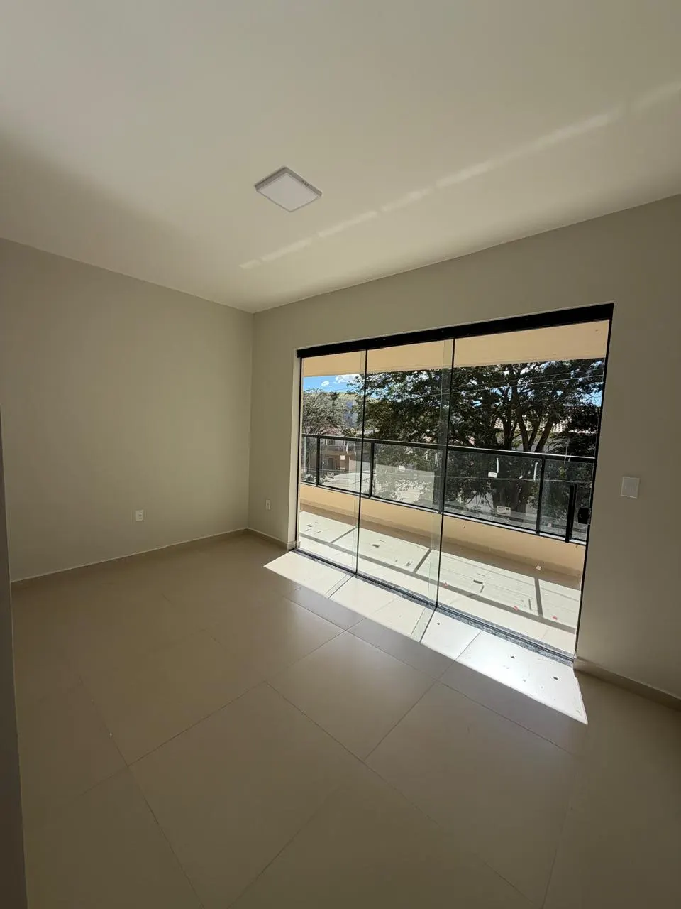 Sala de estar com acesso à varanda